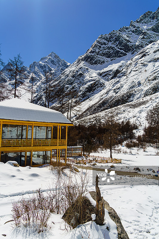 四川阿坝毕棚沟雪山低视角图片素材