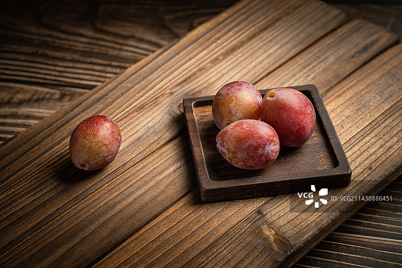 智利西梅水果静物木板桌面图片素材