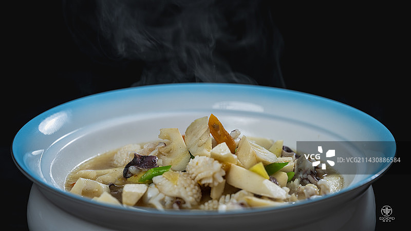 依山傍海，山笋炒海墨图片素材