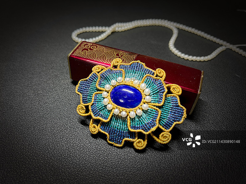 桌子上的戒指特写镜头图片素材