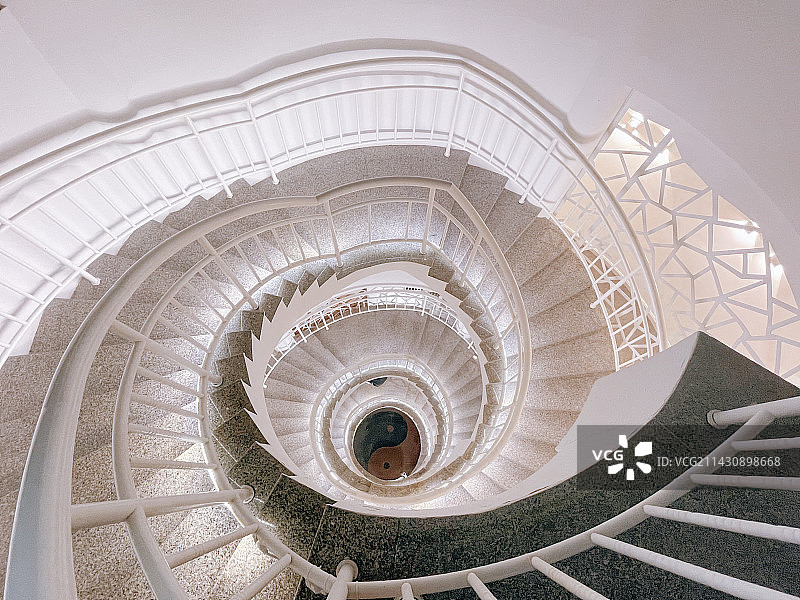 螺旋楼梯的高角度视图图片素材