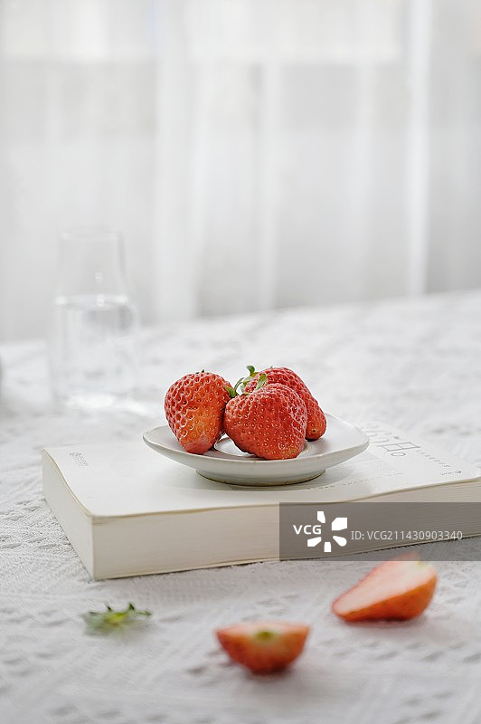 静物摄影｜亮掉草莓图片素材
