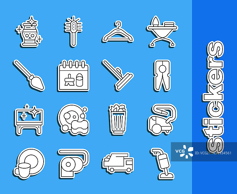 家用清洁工具组合：吸尘器、衣夹、衣架等图片素材