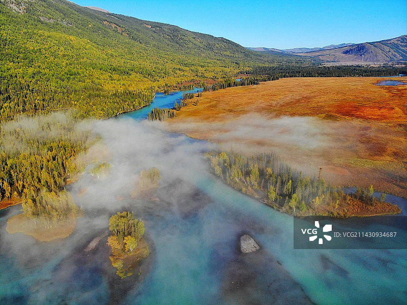 晨曦中的喀纳斯河  新疆阿勒泰，喀纳斯神仙湾。晨曦中，五彩斑斓，风姿卓约。图片素材