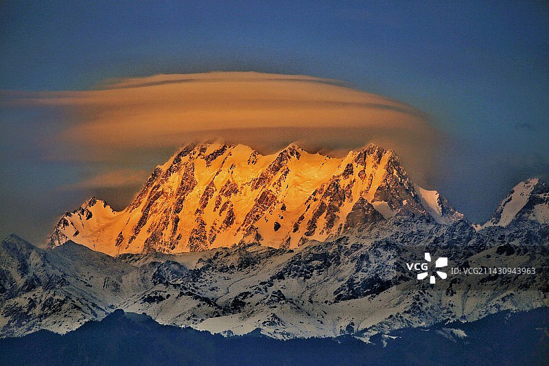 祥云起舞（日照金色天山）图片素材