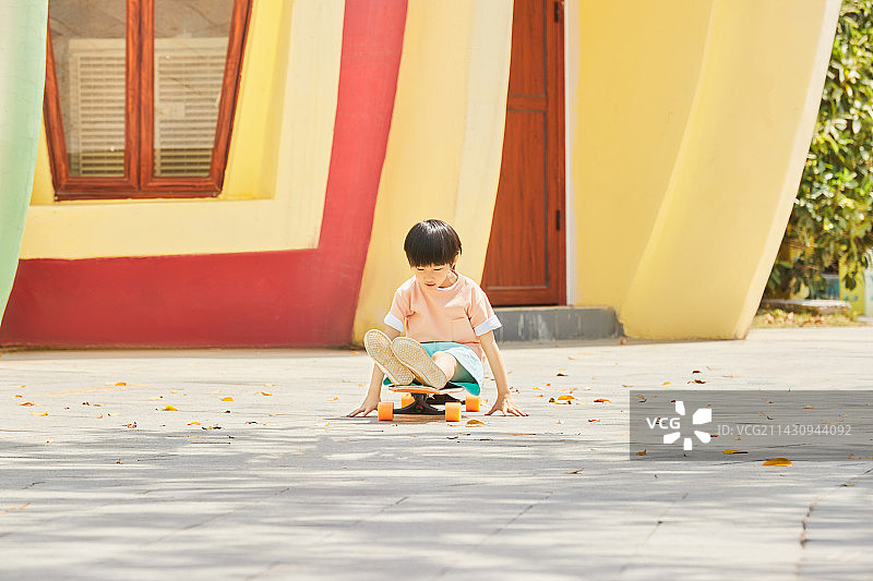 在公园里玩滑板的小男孩图片素材