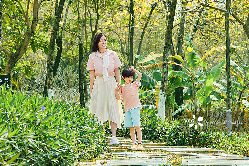 在公园里散步的母子图片素材
