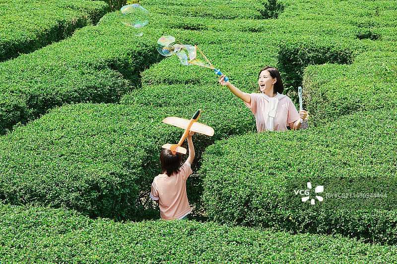 在森林迷宫里穿梭的母子图片素材
