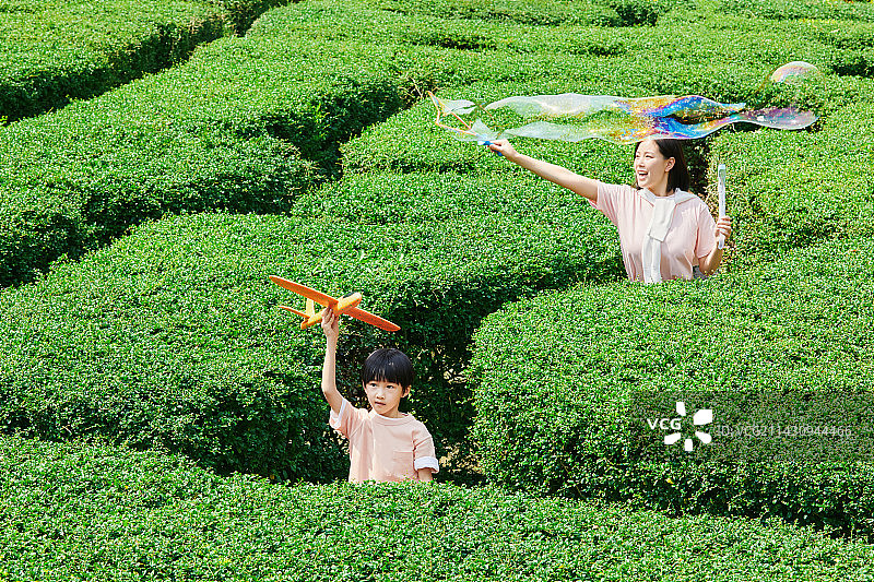 在森林迷宫里穿梭的母子图片素材