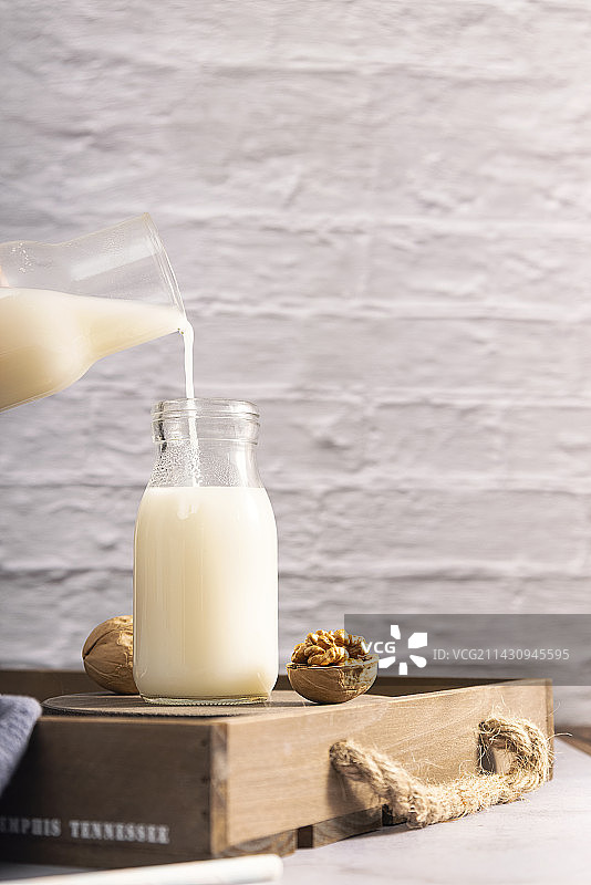 倒牛奶创意早餐图片图片素材