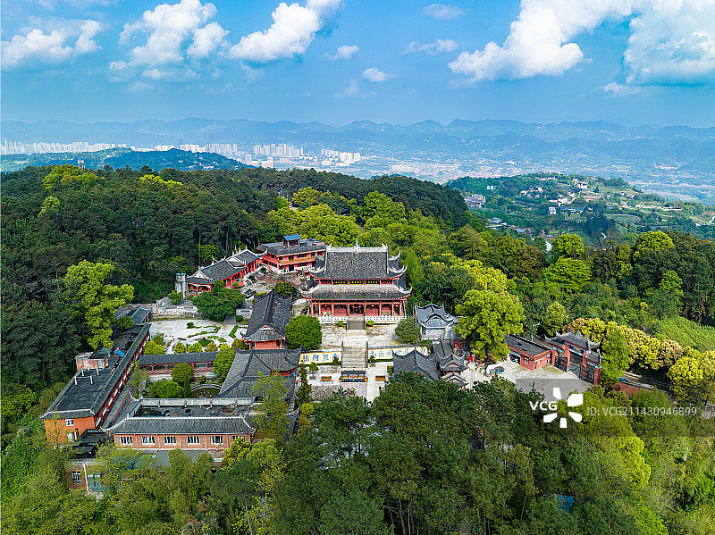 蓝天白云下的重庆巴南云篆寺图片素材