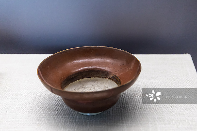 北宋定窑酱釉瓷渣斗 镇江博物馆藏图片素材