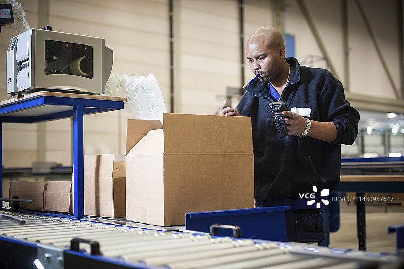 仓库中工人使用条形码阅读器图片素材