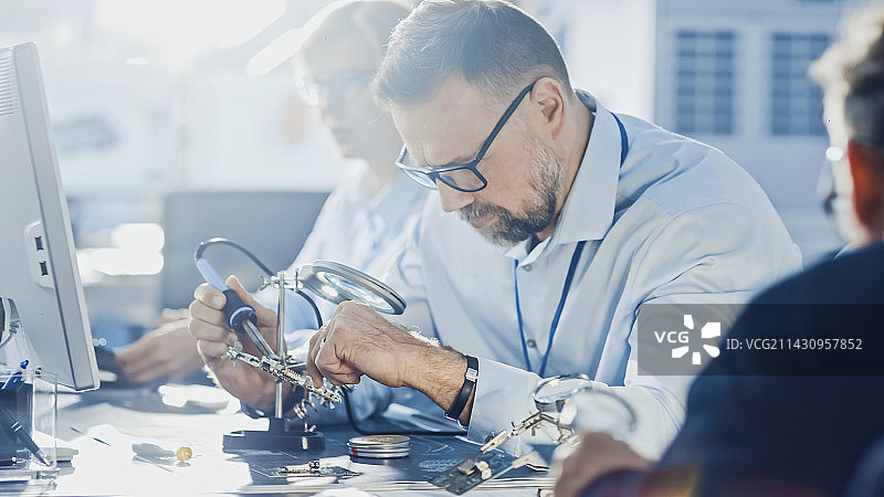 电子产品开发工程师使用电脑工作图片素材