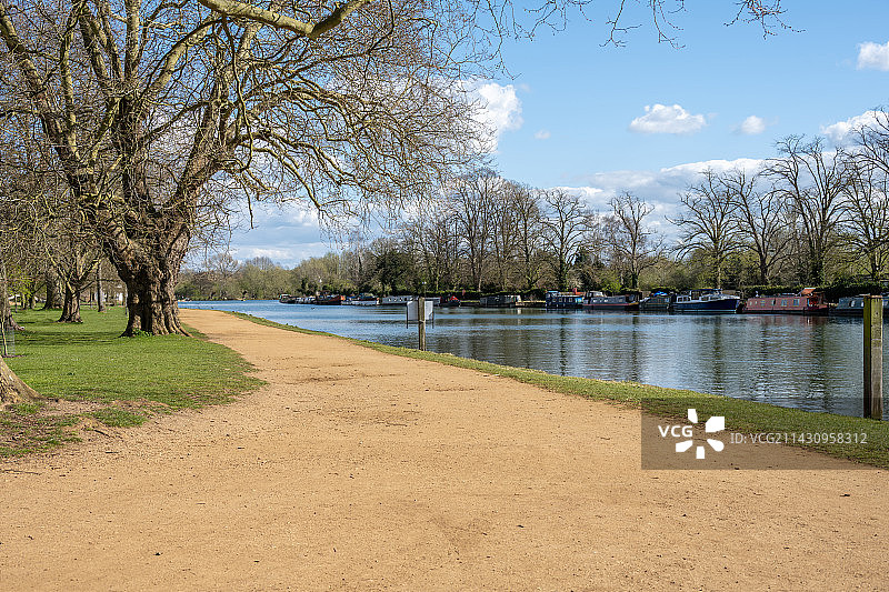 英国牛津河畔游船晴天图片素材