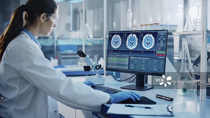 神经生物学家在电脑上工作图片素材
