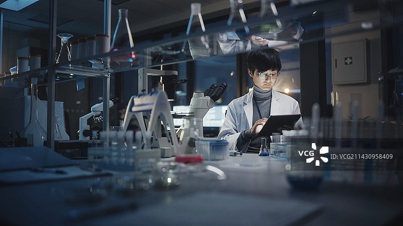 使用平板电脑的科学家图片素材