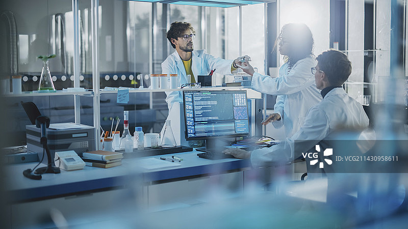 实验室科学家分析测试样本图片素材