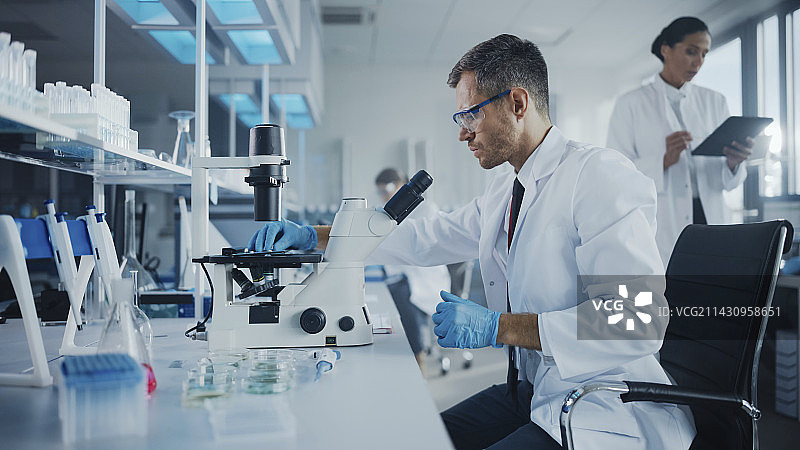 科学家使用显微镜图片素材