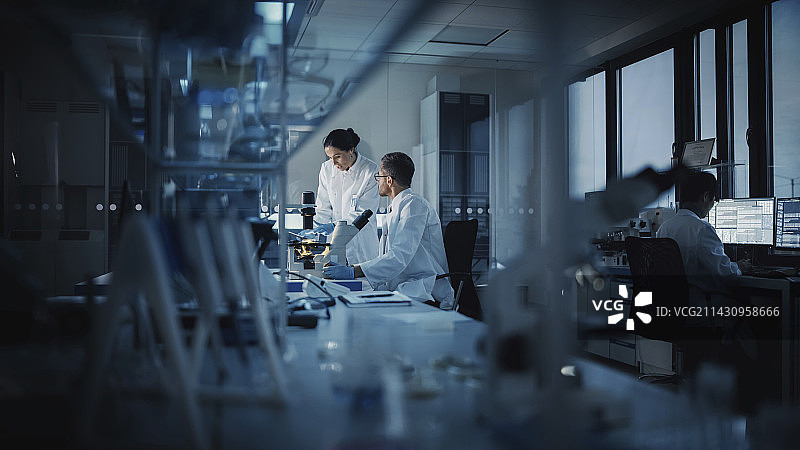 两名科学家在工作图片素材