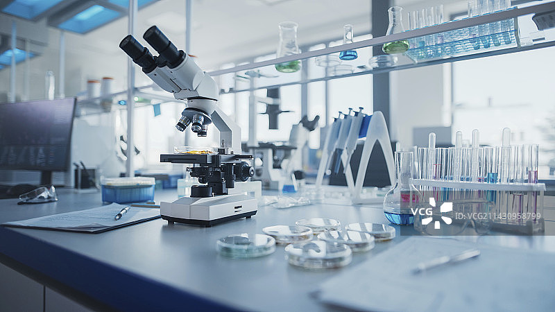 实验桌上的显微镜和试管图片素材
