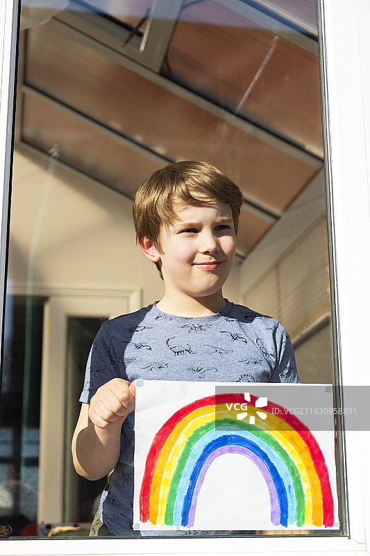 男孩拿着彩虹图案图片素材