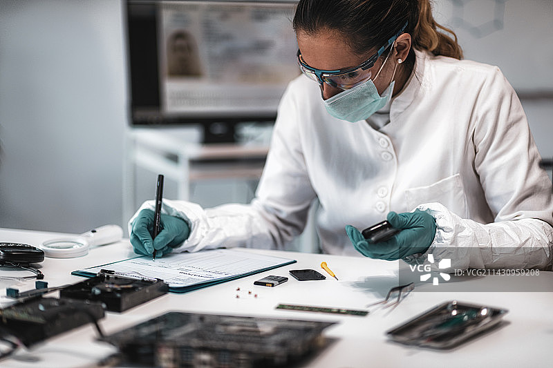 警察专家检查没收的手机图片素材