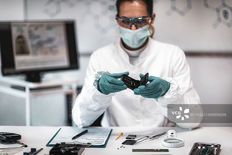 警察专家检查没收的手机图片素材