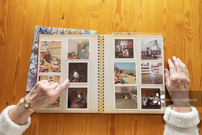 老年女性在看旧照片图片素材