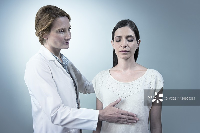 患者接受Romberg试验图片素材