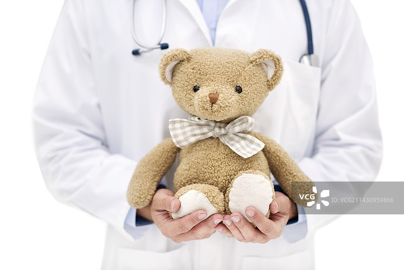 医生抱着泰迪熊图片素材