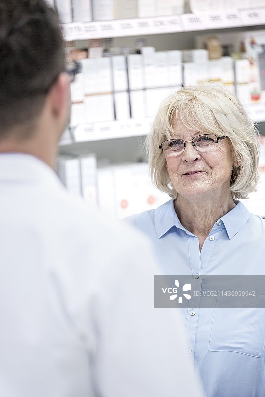 顾客与药剂师交谈图片素材