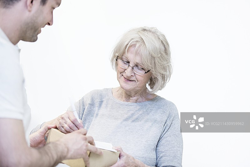 年长的妇女签收快递图片素材