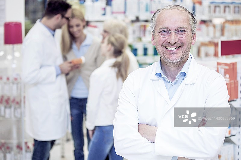 微笑的药剂师图片素材