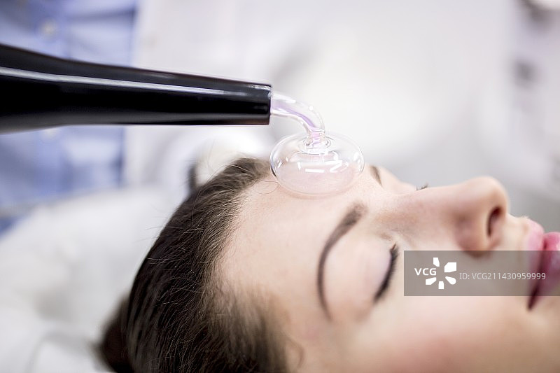 年轻女子接受臭氧治疗图片素材