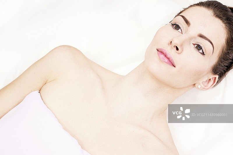 躺在诊所沙发上的女人图片素材