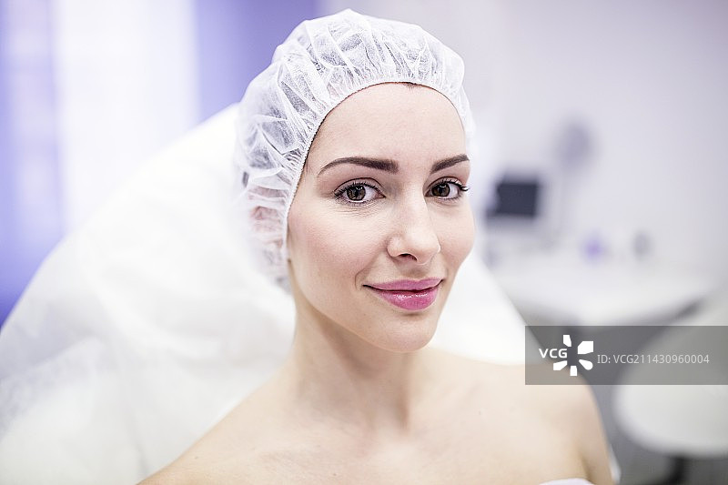 在诊所戴手术帽的女人图片素材