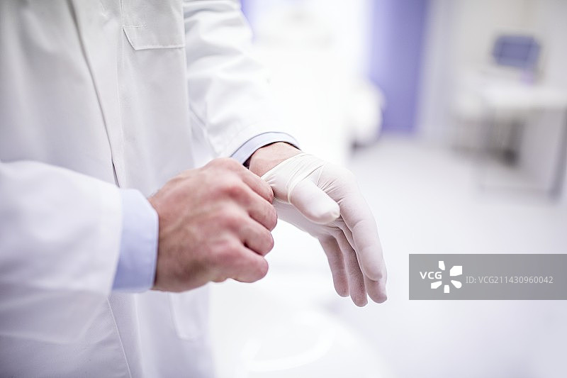 戴着外科手套的医生图片素材