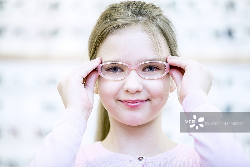 女孩试戴眼镜图片素材