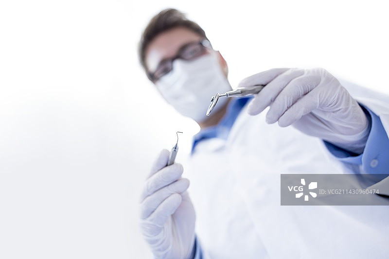 牙医使用反光镜图片素材