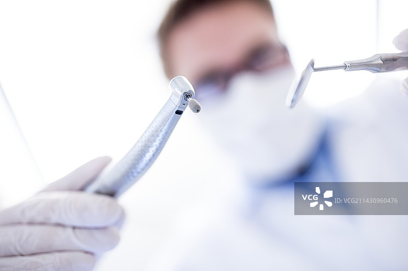 牙医使用牙科设备图片素材