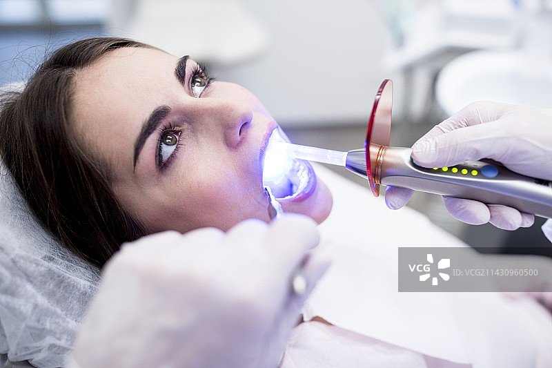 牙医使用紫外线灯图片素材