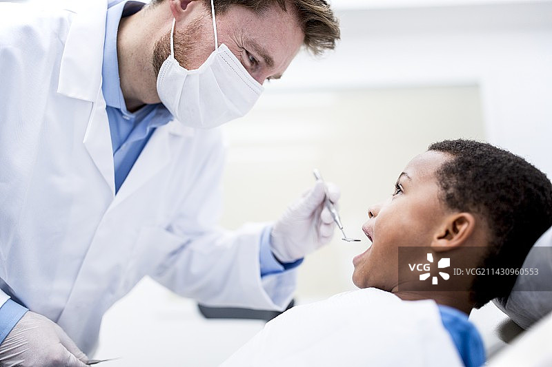 男孩接受口腔检查图片素材