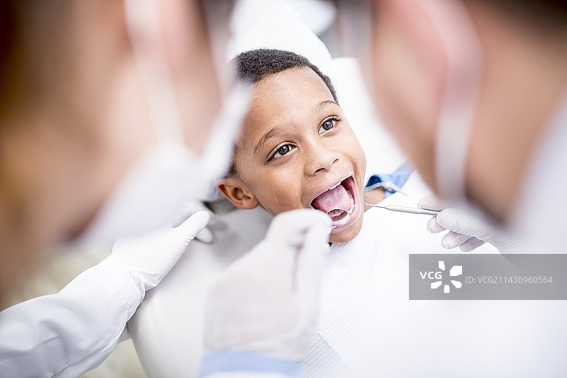 男孩接受口腔检查图片素材