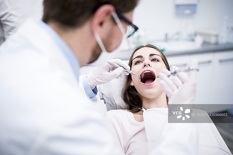 牙医为患者进行麻醉图片素材