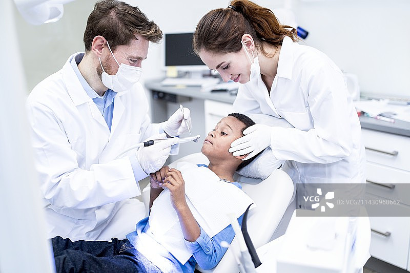 害怕的男孩看着牙科钻图片素材