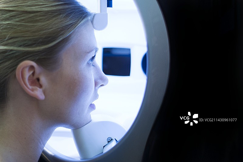 年轻女人在皮肤诊所接受检查图片素材