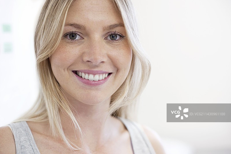 年轻女子的肖像图片素材