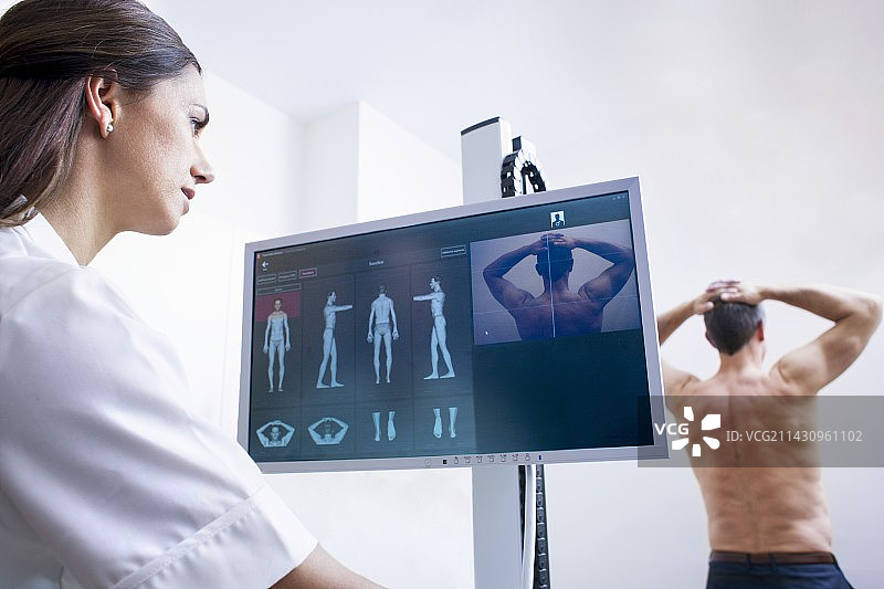 医生查看监视器，检查男病人图片素材