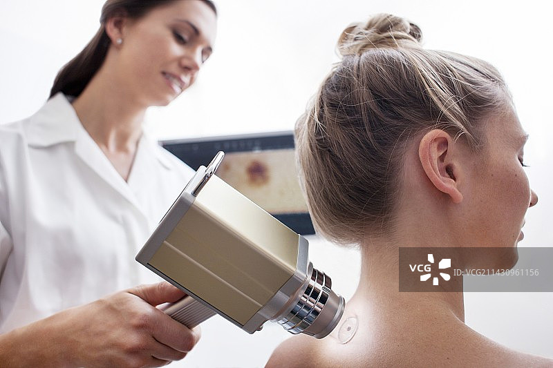 年轻女子在皮肤诊所进行痣扫描图片素材